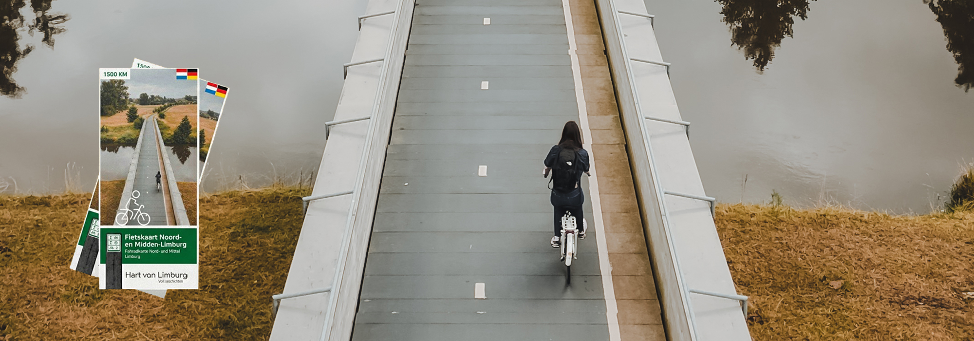 Fietser fietst over de brug in het Roerdal terwijl in het inzetje de nieuwe Fietsknooppuntenkaart Noord- en Midden Limburg staat