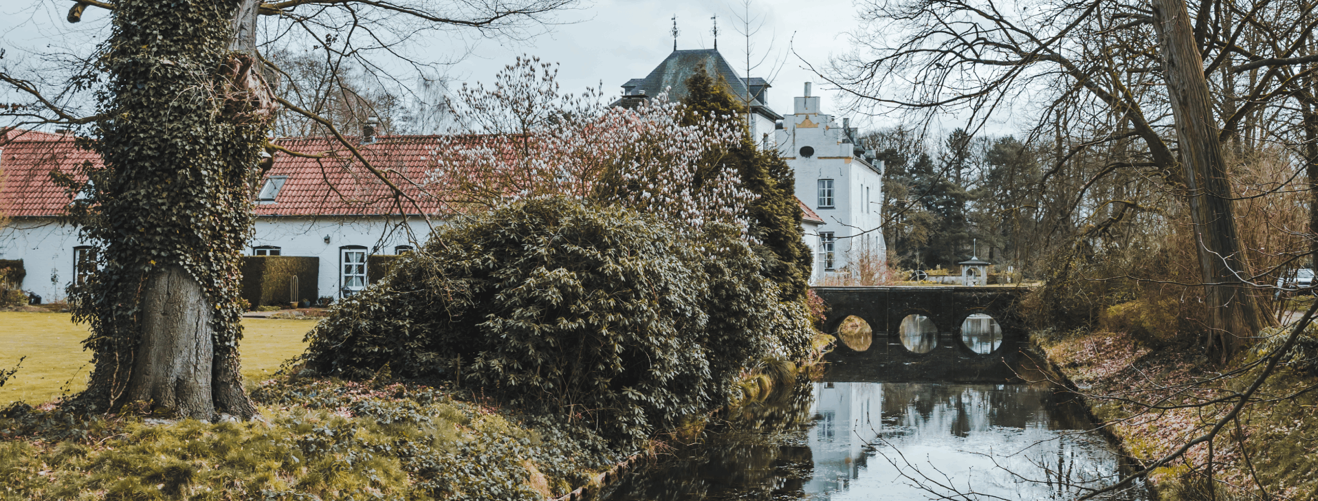 Kasteel Nieuwenbroeck in Beesel aan het water, een plek waar De legende van Sint Joris en de Draak voelbaar is in het landschap