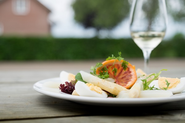 Heerlijk aspergegerecht staat klaar op het terras van Oppe Haes in Roggel