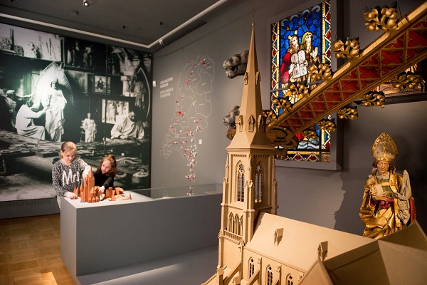 2 Mädchen bauen ihre eigene interaktive Kirche im Cuypershuis in Roermond