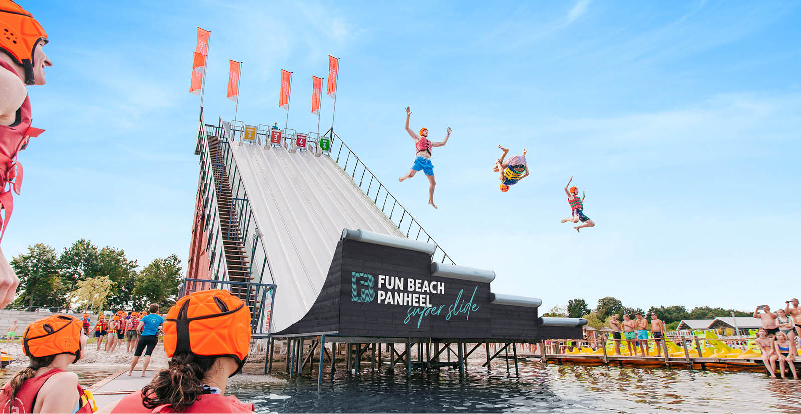 Fun Beach mensen op een super slide glijbaan