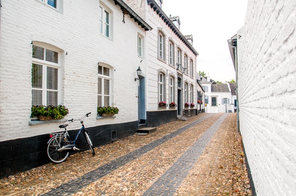 Die engen Straßen mit den charakteristischen weißen Häusern in Thorn