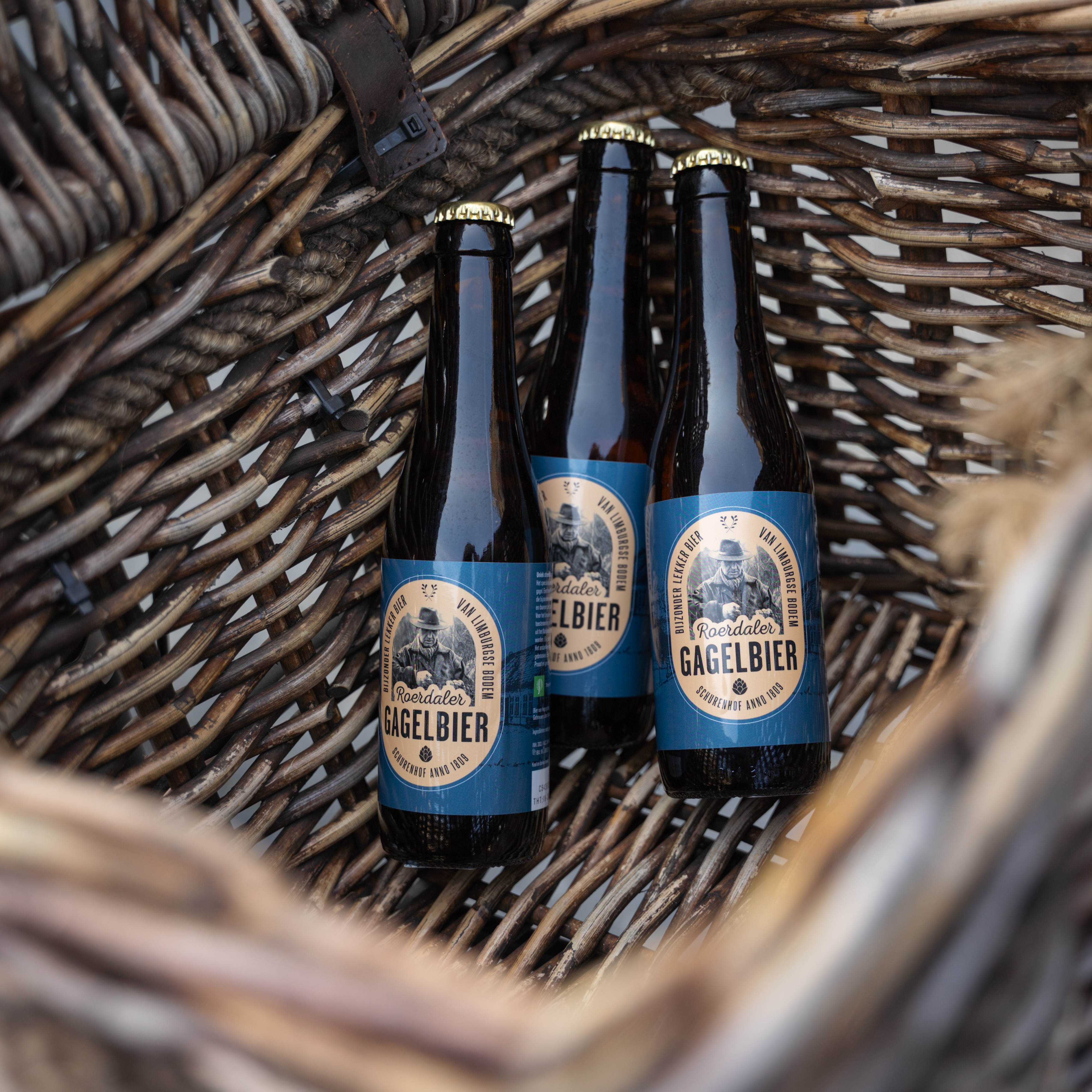 drie flesjes gagelbier in een mand