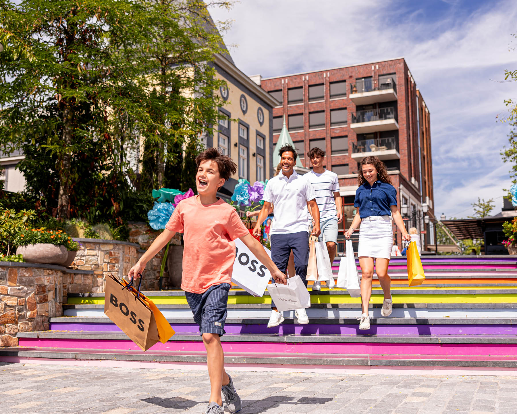 familie op kleurrijke trappen bij het Designer Outlet Roermond