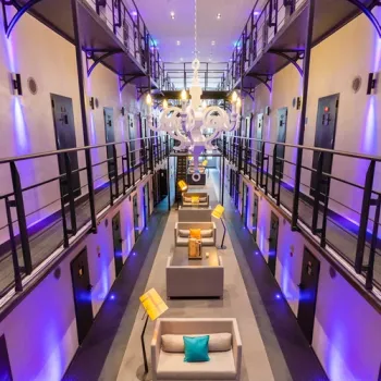 Interieur van Het Arresthuis in Roermond met oude celgangen, open vide en zitgedeelte in de voormalige gevangenis.