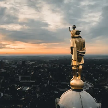 Christoffelbeeld op de kathedraal in Roermond, uitkijkend over de stad bij zonsondergang.