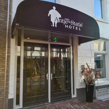 Entree van Brasserie-Hotel Antje van de Statie in Weert, met luifel boven de ingang en glazen deuren.